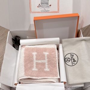 NWB Hermes Avalon Towel in Pink
